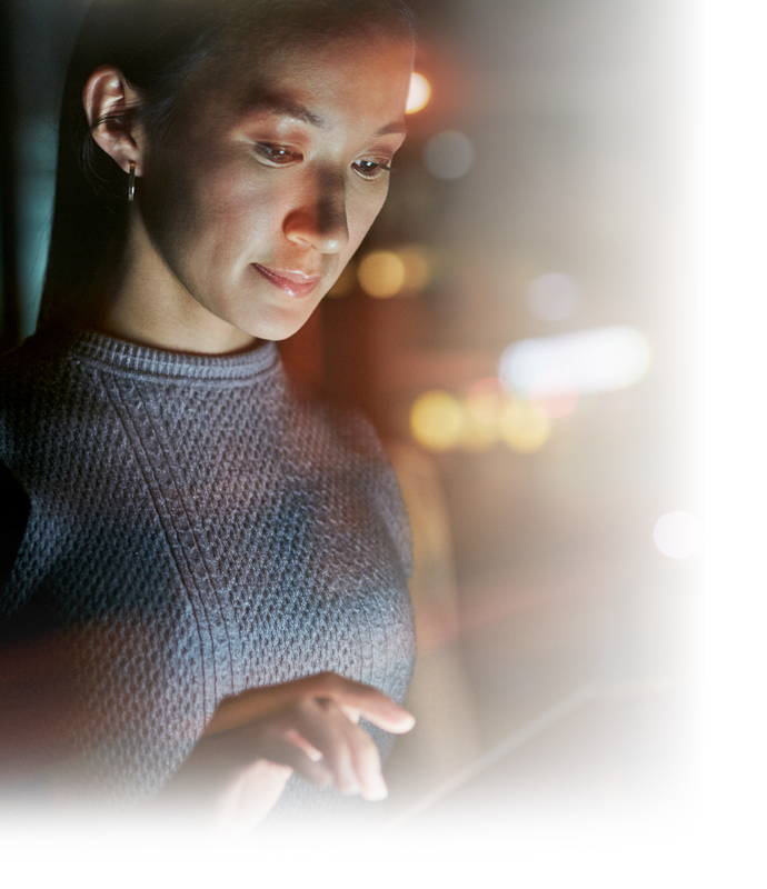 comprendre la presbytie jeune femme sur une tablette